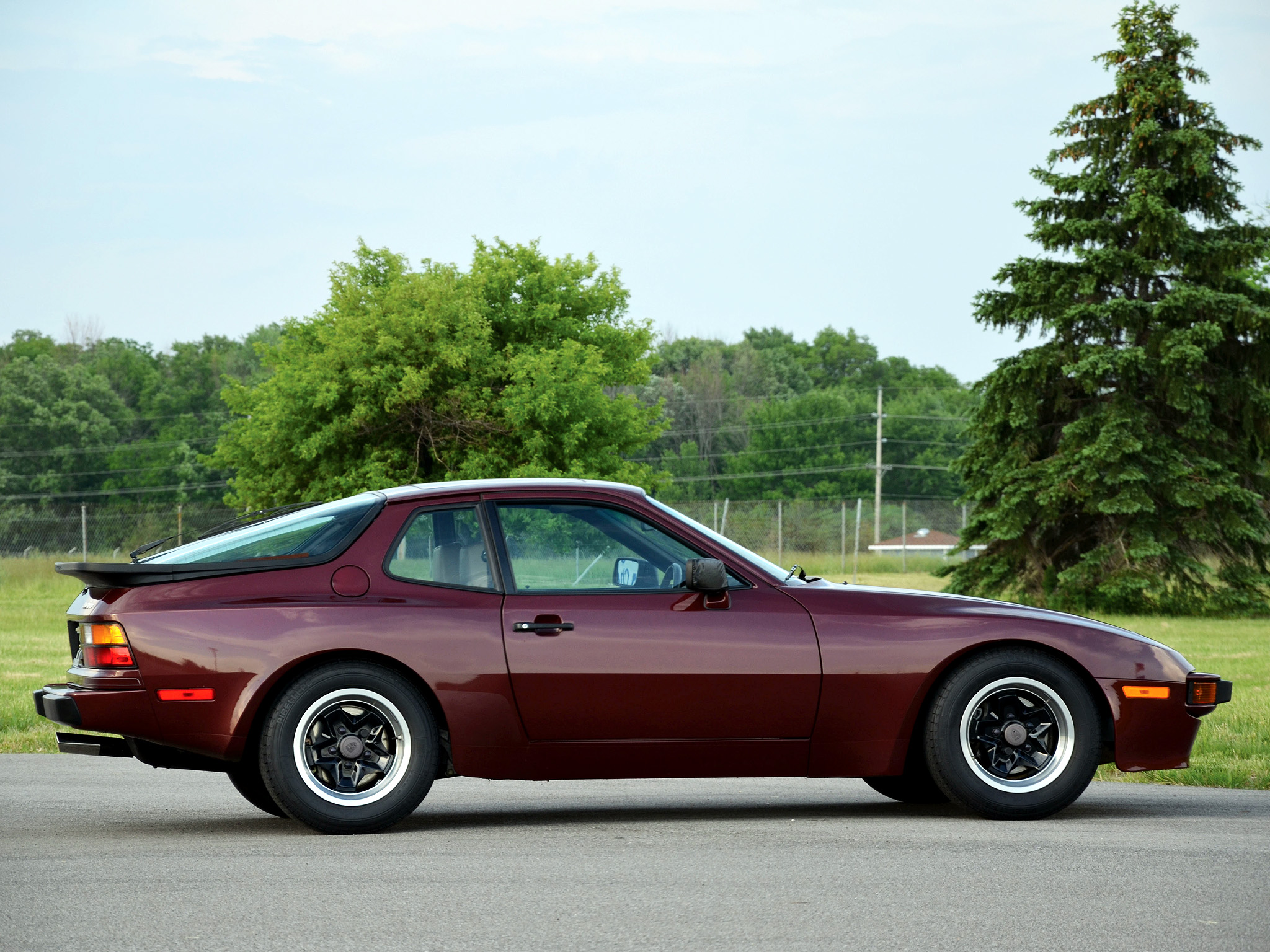 1982-porsche-944-coupe-us-spec-wallpaper-right-side.jpg