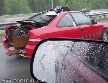 20080613124109_moto-en-coche.jpg