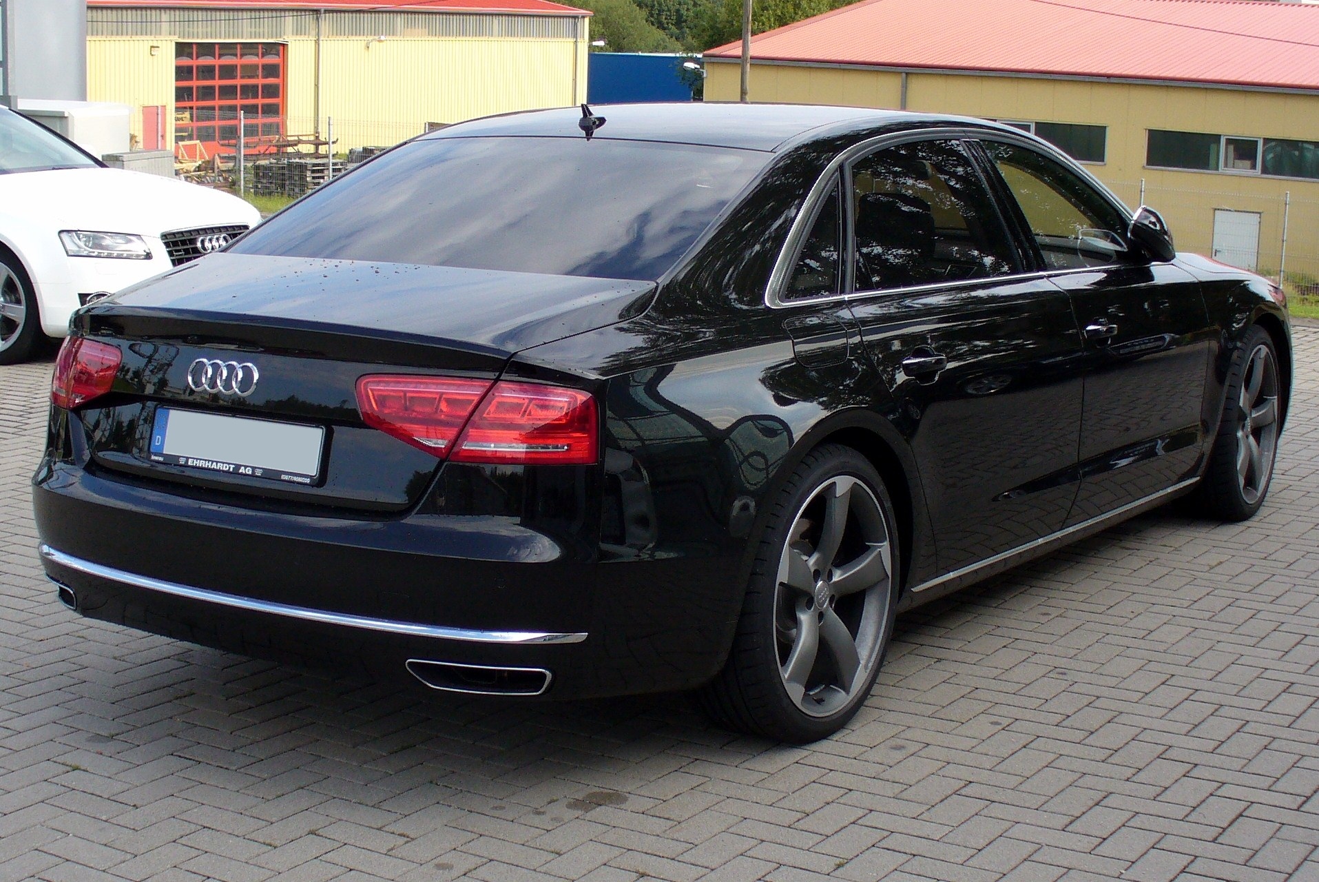 Audi_A8_L_W12_quattro_tiptronic_Phantomschwarz_Heck.JPG