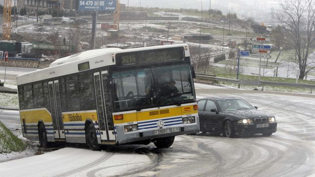 autobus-Bilbao-afronta-cubierta-nieveeldiarionortees_EDIIMA20140102_0398_4.jpg