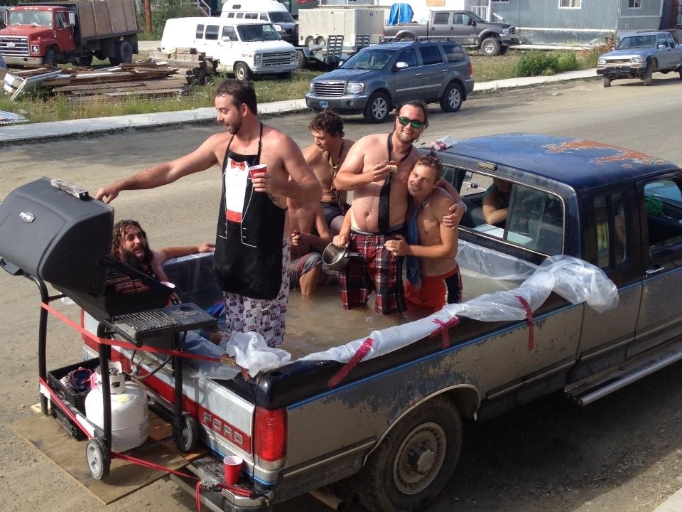 de-barbacoa-y-jacuzzi-con-los-amigos.jpg