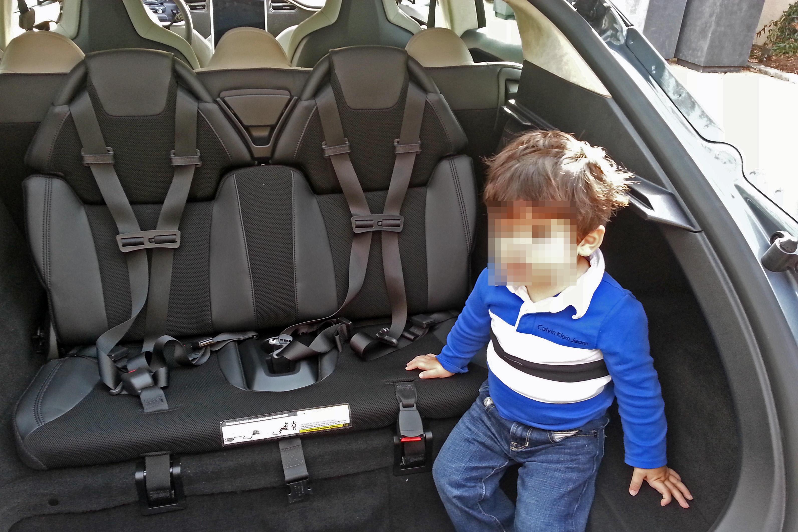 Tesla_Model_S_rear_child_seats_(2).jpg